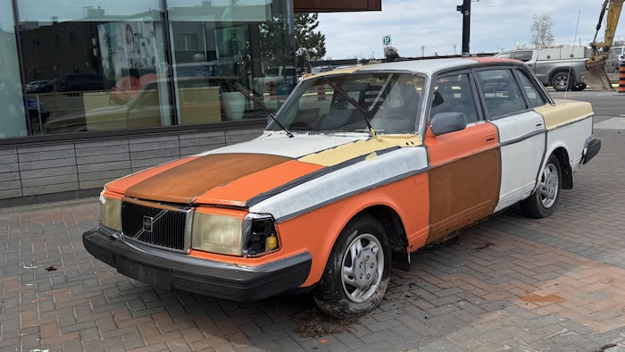 Une voiture endommagée.