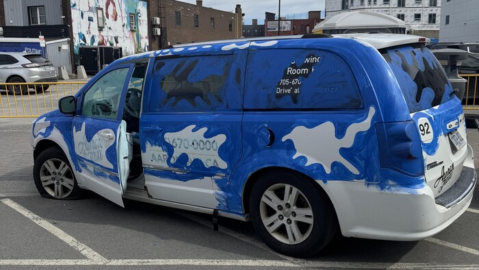Une voiture endommagée.