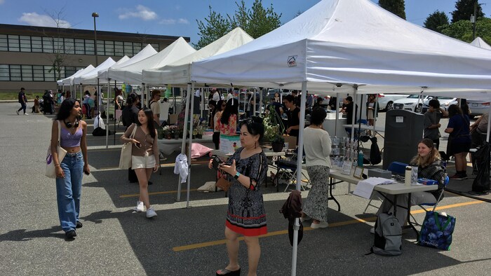 Des kiosques de l'événement, « Community Fair Fest ».