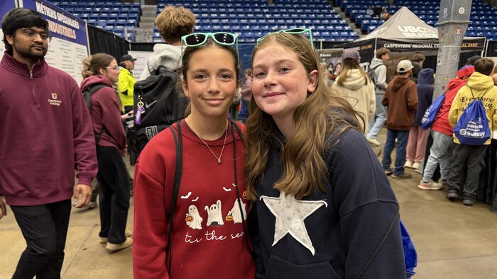 Deux filles souriantes qui portent des lunettes sur leurs têtes.
