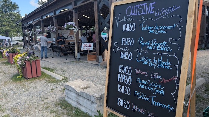 Un tableau avec les ateliers écrit à la craie.