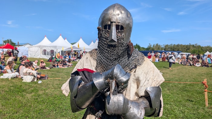 Un homme portant une armure et un casque en métal.