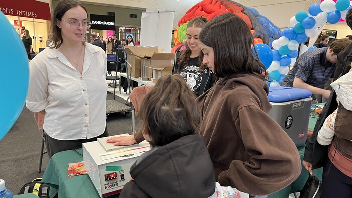 Frédérique Lussier et Mélissa Villatte derrière un kiosque.