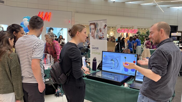 Un homme explique comment fonctionne le cerveau à une femme.