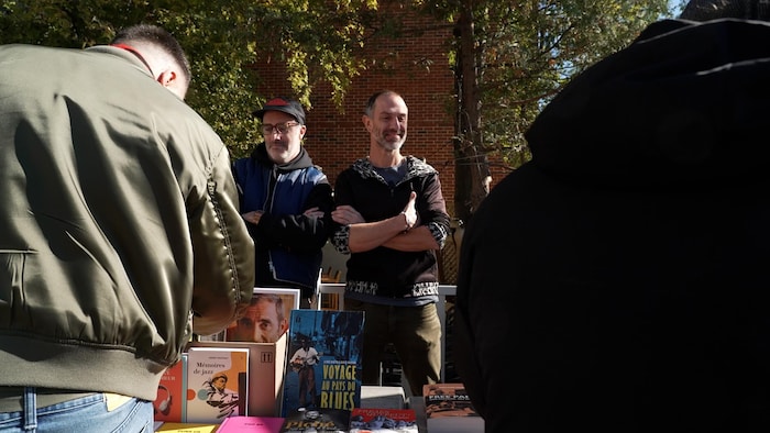 Des participants à la Foire du livre et du vinyle de Magog.