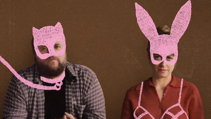 L’affiche du film avec les deux personnages principaux, avec des masques dessinés sur le visage. 