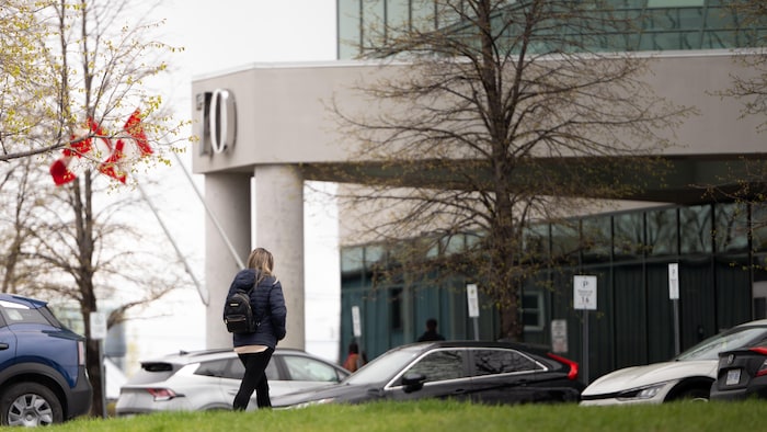 Une fonctionnaire devant le Bureau de la traduction à Gatineau.