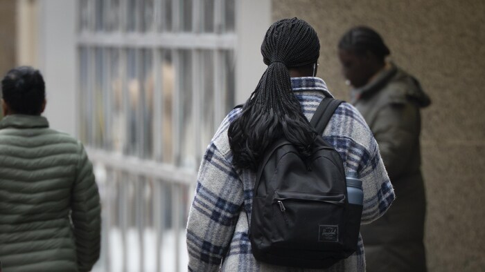 Des personnes noires qui marchent dans les rues du centre-ville d'Ottawa.