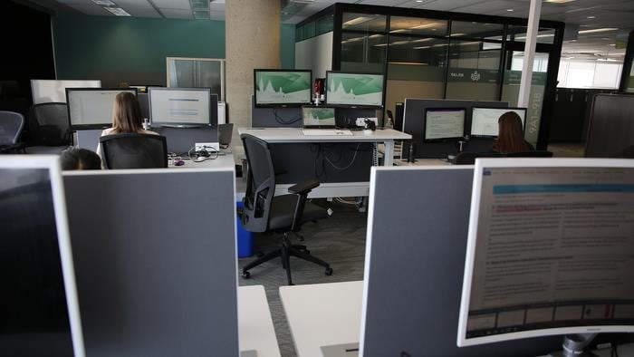 Des fonctionnaires fédéraux travaillent dans leur bureau de Portage III, à Gatineau.