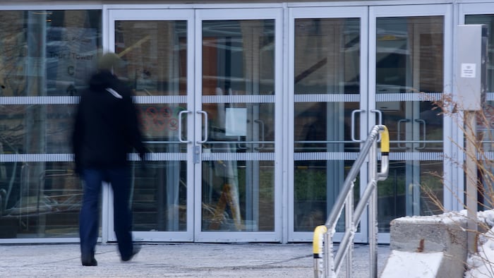 Un fonctionnaire entre dans un édifice gouvernemental de Gatineau.