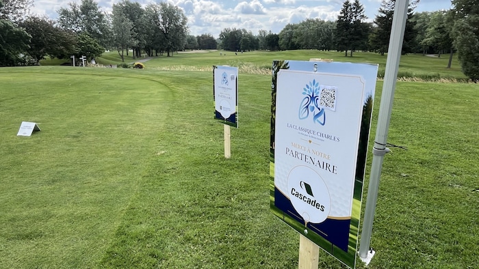 Une affiche sur un terrain de golf.