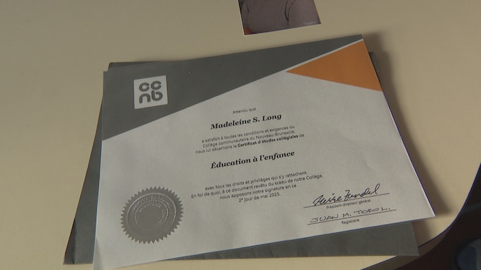 Un diplôme.