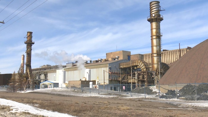 Bâtiments de la fonderie de Belledune en hiver.