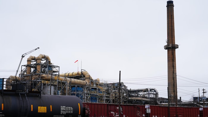 une cheminée s'élève au-dessus d'une usine