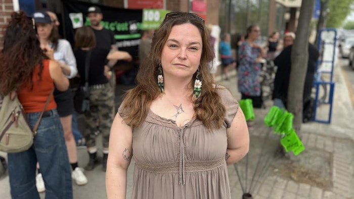 Isabelle Fortin-Rondeau pose pour la caméra, sans sourire.