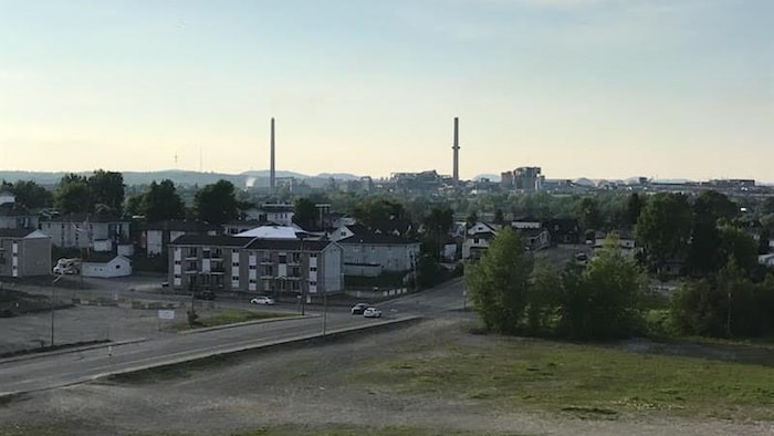 Les cheminées de la Fonderie Horne, derrière la ville.