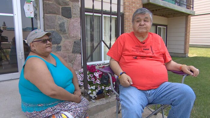 Barb Badger et son mari, Frank, deux survivants des pensionnats pour Autochtones.