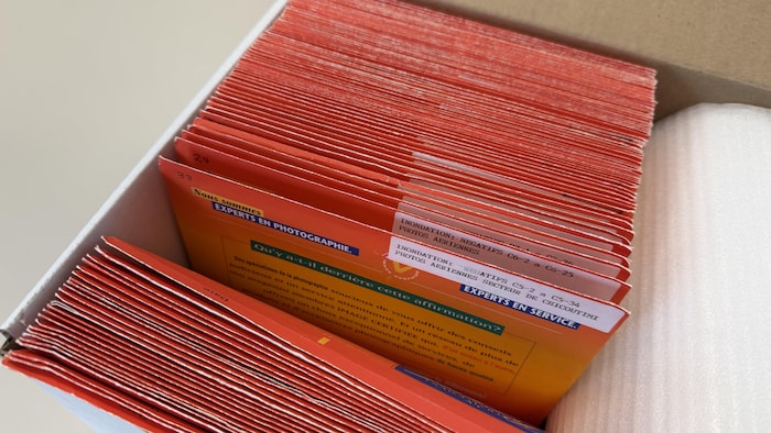 Des enveloppes dans une boîte.
