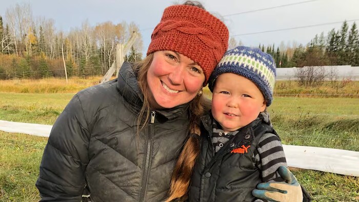 Une femme pose avec son enfant.