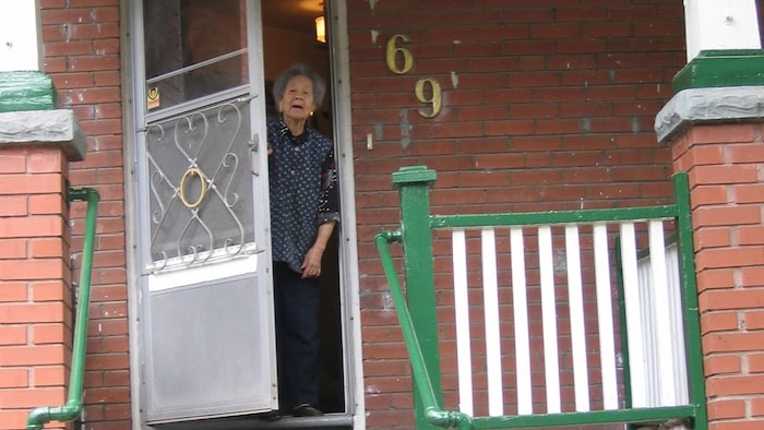 Foon Hay Lum à l'entrée de la maison familiale, dans le quartier de Parkdale, à Toronto.