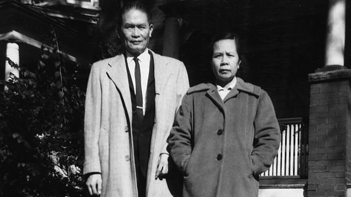 Jack Lum et Foon Hay Lum devant leur maison, située dans le quartier de Parkdale, à Toronto.