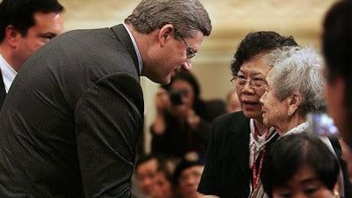 Foon Hay Lum à Ottawa en 2006 à l'âge de 98 ans, serrant la main du premier ministre de l'époque, Stephen Harper.