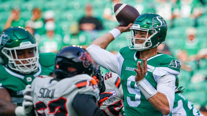 Le quart-arrière des Roughriders de la Saskatchewan, Jake Dolegala, lors d'un match contre les Lions de la Colombie-Britannique le 27 mai 2023.