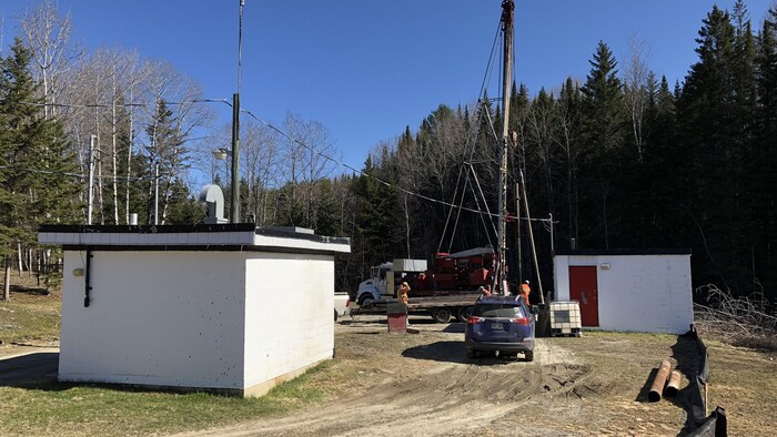 Le site de forage exploratoire pour trouver de l'eau potable.