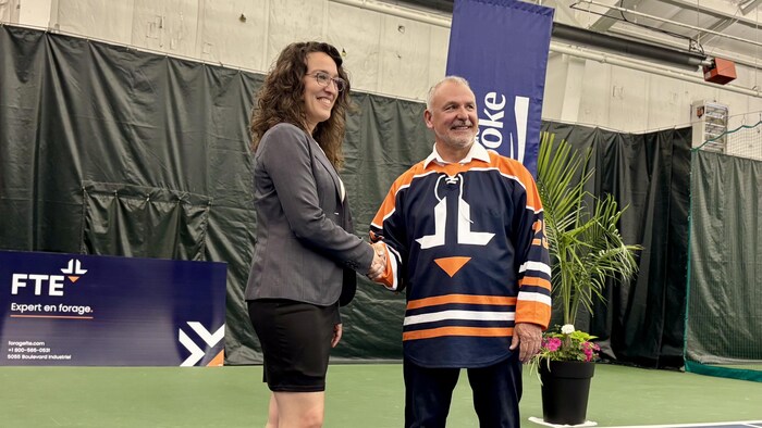 La mairesse de Sherbrooke, Évelyne Beaudin, et le président de Forage F T E, Yanic Bernier.