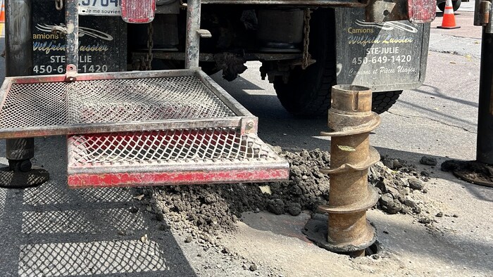 Début des travaux de forage au centre-ville de Chicoutimi | Radio-Canada