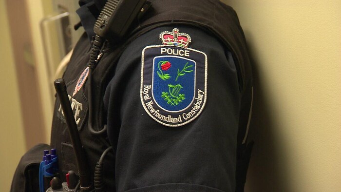 Un écusson de la Force constabulaire royale de Terre-Neuve sur l'uniforme d'un policier.