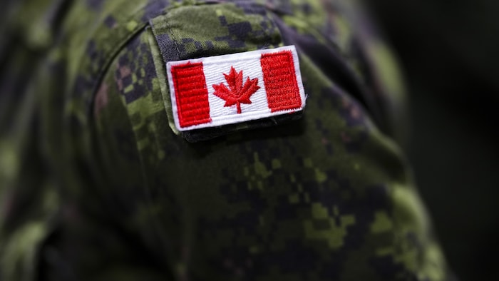 Un drapeau canadien sur un uniforme de soldat canadien.