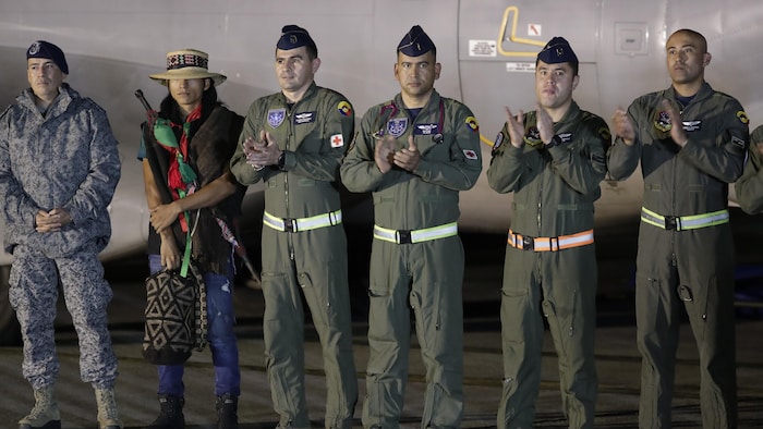 Des officiers de l'armée de l'air applaudissent.