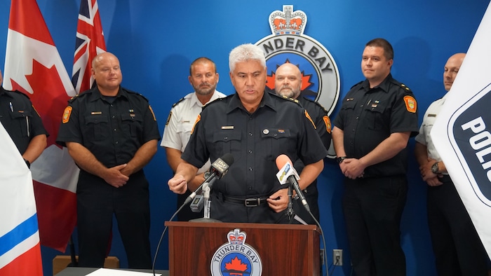 Le chef de police du Service de police de Thunder Bay, Darcy Fleury, s'adresse aux médias