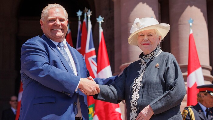 Elizabeth Dowdeswell serre la main du premier ministre de l'Ontario Doug Ford devant le parlement ontarien. 