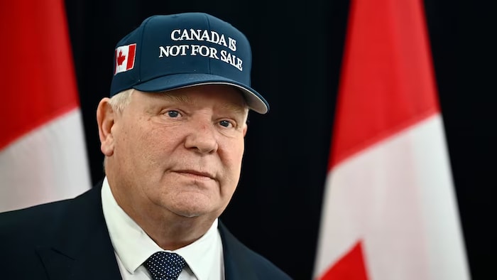 Doug Ford avec une casquette "Le Canada n'est pas à vendre".