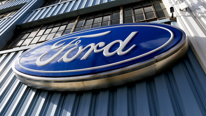 Logo de la compagnie Ford sur le mur d'une usine