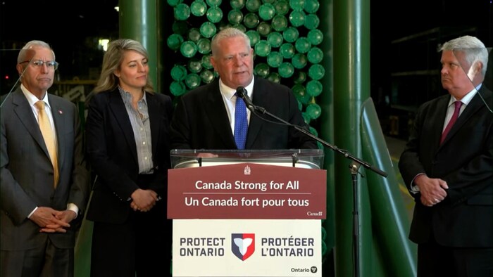Doug Ford (deuxième à partir de la droite) et Mélanie Joly (deuxième à partir de la gauche) se sont rendus à Sault-Sainte-Marie pour l’annonce.