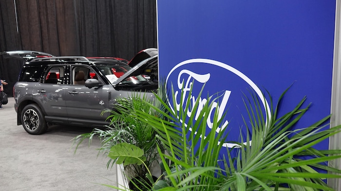 Une pancarte avec le logo de la compagnie Ford.