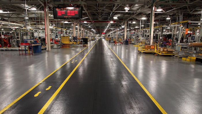 Une vue d'ensemble de l'intérieur d'une usine d'assemblage du constructeur américain Ford.