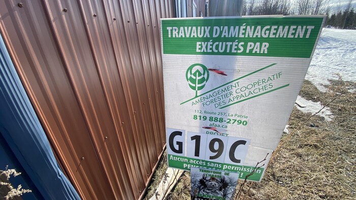 Une pancarte indiquant « travaux d'aménagement ».