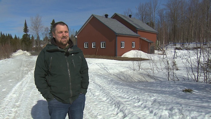 Nicolas Fournier devant une érablière. 