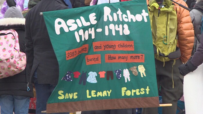 Une banderole qui rappelle l'histoire de la forêt Lemay, lors d'une manifestation.