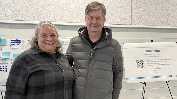 Une femme et un homme sont debout dans un local le 19 mars 2026.