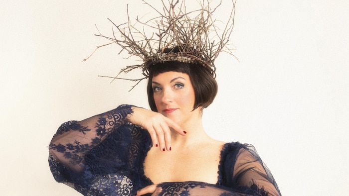 Portrait de Forêt Marine avec des branches comme couronne sur la tête.