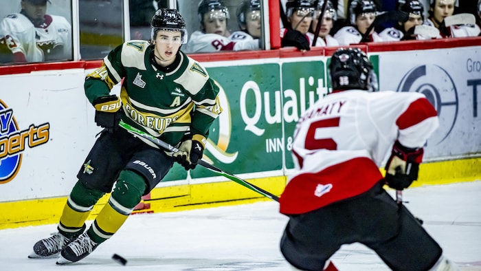 Un joueur des foreurs sur la patinoire, portant le nouveau chandail rétro.