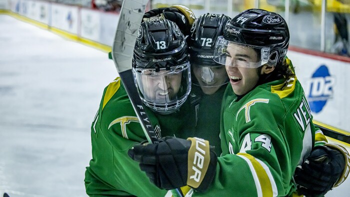 Trois joueurs des Foreurs de Val-d'Or célèbrent sur la glace.