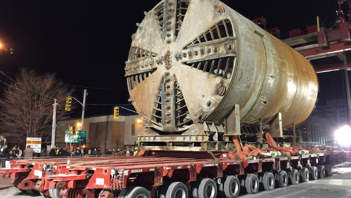 La foreuse transportée sur une remorque.