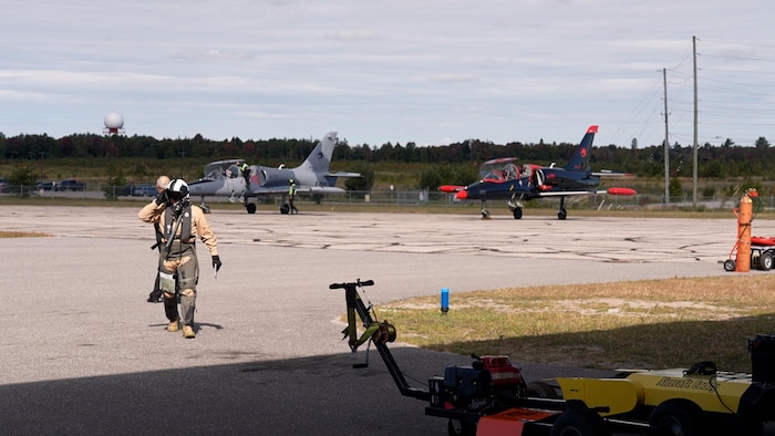 Un pilote qui rentre à la base après avoir piloté un avion