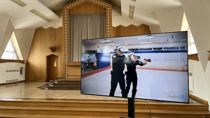 Des policiers testent la simulation par réalité virtuelle.